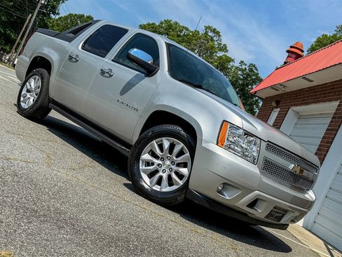 Used 2010 Chevrolet Avalanche LT w/ Luxury Package RWD image 24
