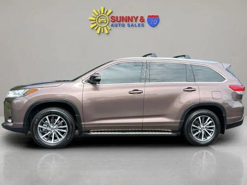 Used 2017 Toyota Highlander XLE w/ Carpet Mat Package AWD/4WD image 5
