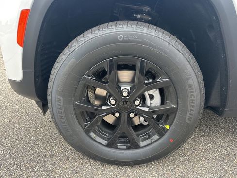 New 2025 Jeep Grand Cherokee 4WD image 30