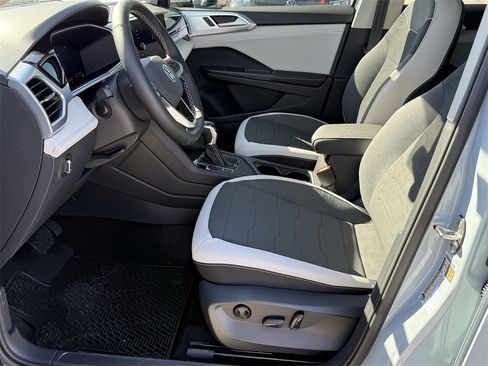 New 2026 Volkswagen Taos SE image 12