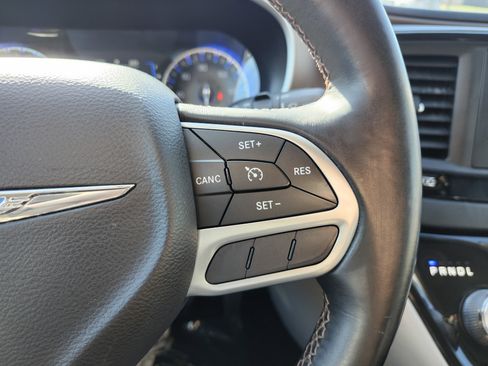 Used 2017 Chrysler Pacifica Touring-L FWD image 30