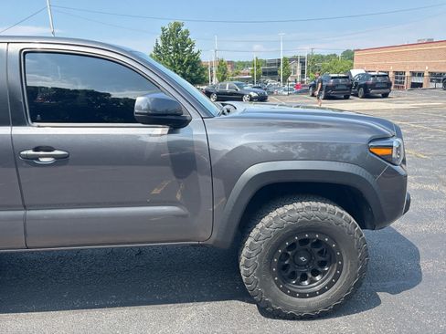 Used 2020 Toyota Tacoma TRD Off-Road w/ Technology Package AWD/4WD image 17