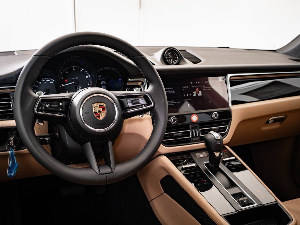 Certified 2026 Porsche Macan AWD/4WD image 4