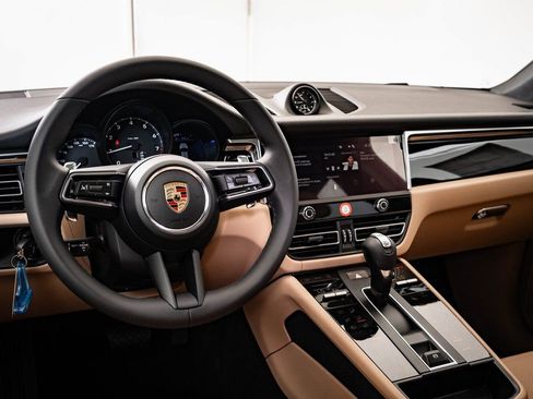 Used 2026 Porsche Macan image 4