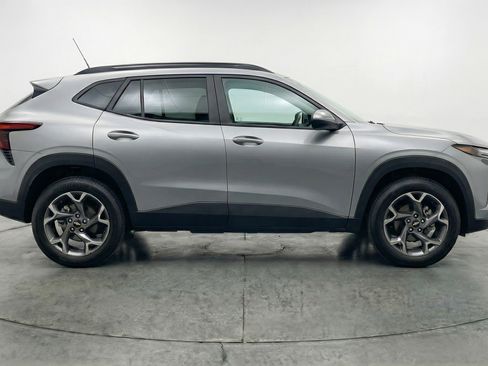 Used 2025 Chevrolet Trax LT w/ LT Convenience Package FWD image 11