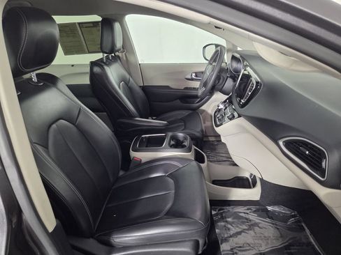 Used 2023 Chrysler Pacifica Touring-L FWD image 32