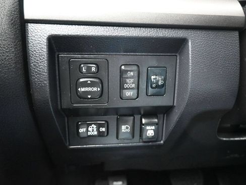 Used 2020 Toyota Tundra SR5 w/ SR5 Convenience Package AWD/4WD image 24
