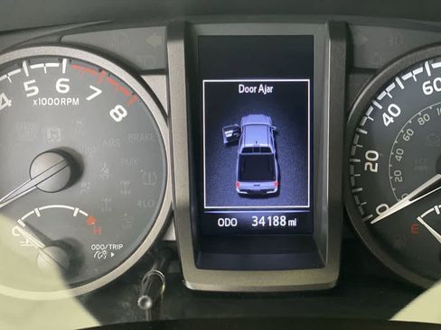 Used 2018 Toyota Tacoma TRD Off-Road w/ Technology Package AWD/4WD image 18