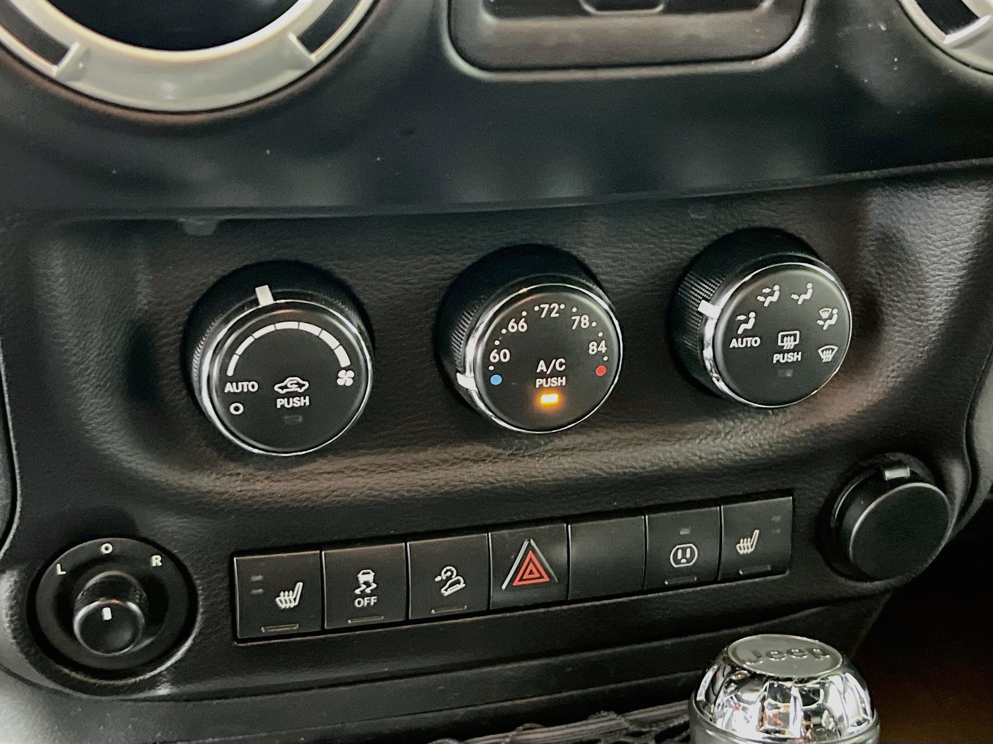 Used 2016 Jeep Wrangler Unlimited Sahara w/ Connectivity Group AWD/4WD image 23
