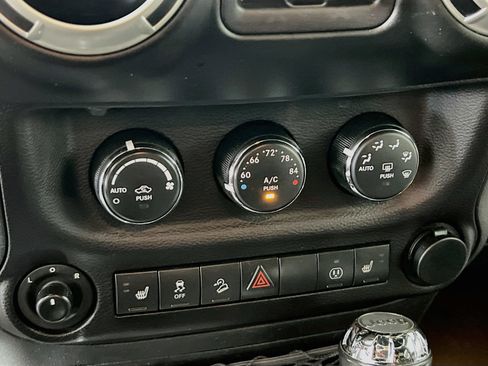 Used 2016 Jeep Wrangler Unlimited Sahara w/ Connectivity Group AWD/4WD image 23
