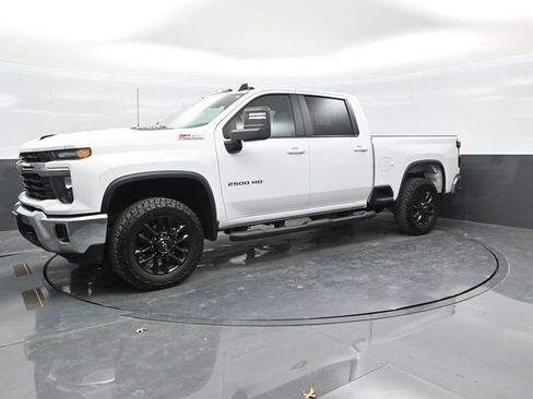 Used 2025 Chevrolet Silverado 2500 LT image 3