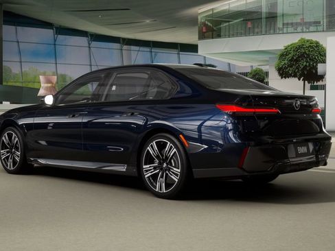 New 2026 BMW 740i image 2