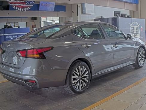 Used 2025 Nissan Altima 2.5 SV FWD image 3