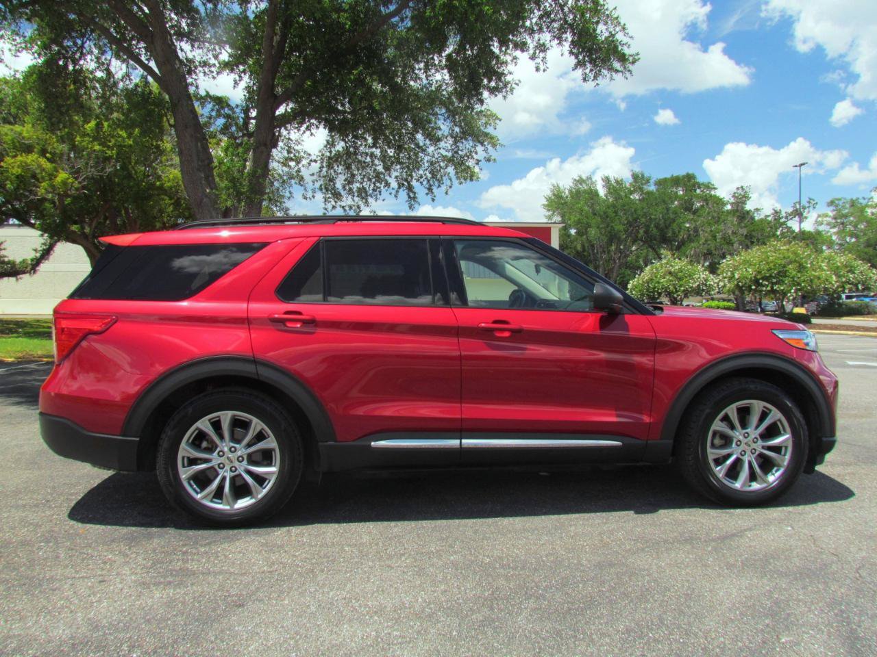 Used 2020 Ford Explorer XLT w/ Equipment Group 202A RWD image 9