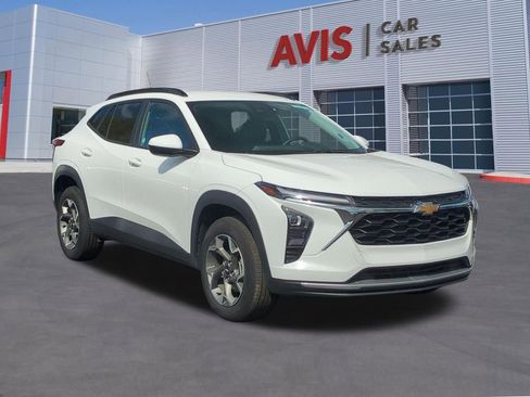 Used 2025 Chevrolet Trax LT w/ LT Convenience Package FWD image 3