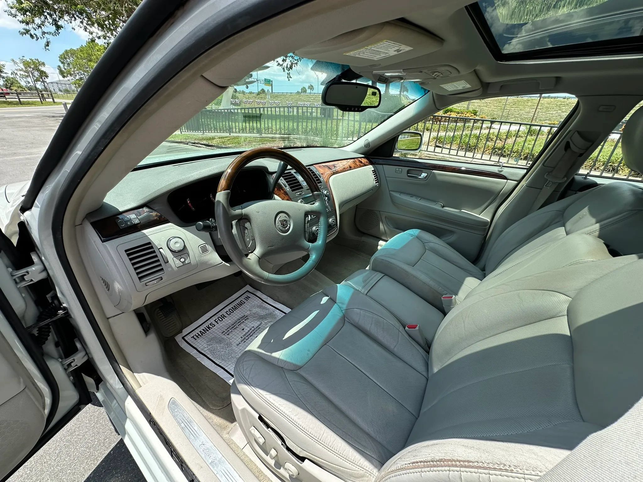 Used 2010 Cadillac DTS Luxury FWD image 31