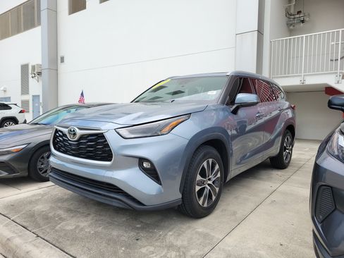 Used 2022 Toyota Highlander XLE FWD image 3
