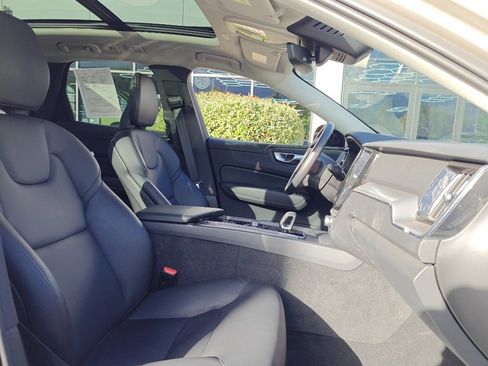 Used 2025 Volvo XC60 B5 Core image 28