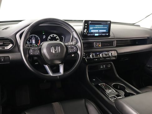 Used 2025 Honda Pilot EX-L image 2