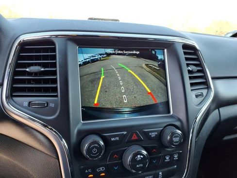 Used 2018 Jeep Grand Cherokee Laredo image 14