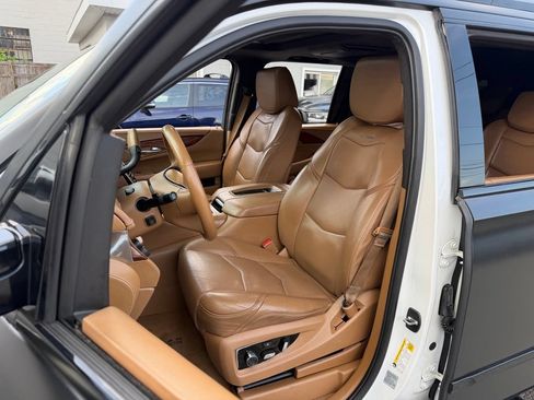 Used 2017 Cadillac Escalade ESV Platinum AWD/4WD image 22