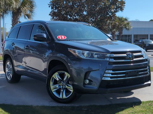 Used 2019 Toyota Highlander Limited w/ Carpet Mat Package (TMS) image 2