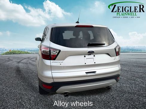 Used 2017 Ford Escape SE FWD image 4
