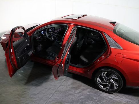 Used 2025 Hyundai Elantra SEL FWD image 5