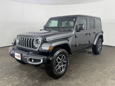Used 2025 Jeep Wrangler Unlimited Sahara AWD/4WD image 3