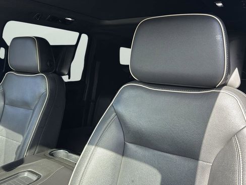 Used 2022 GMC Yukon XL SLT w/ SLT Luxury Package image 7