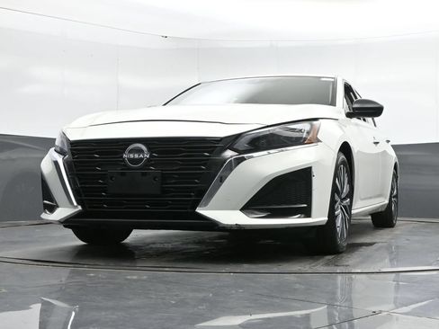 Used 2025 Nissan Altima 2.5 SV FWD image 43