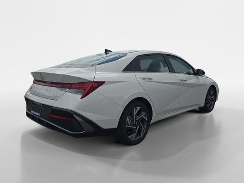 Used 2026 Hyundai Elantra Limited FWD image 3