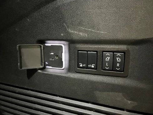 Used 2025 Chevrolet Suburban Premier AWD/4WD image 9
