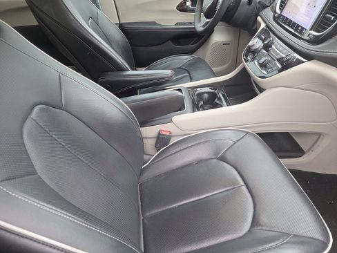 Used 2022 Chrysler Pacifica Limited w/ Uconnect Theater Family Group image 27