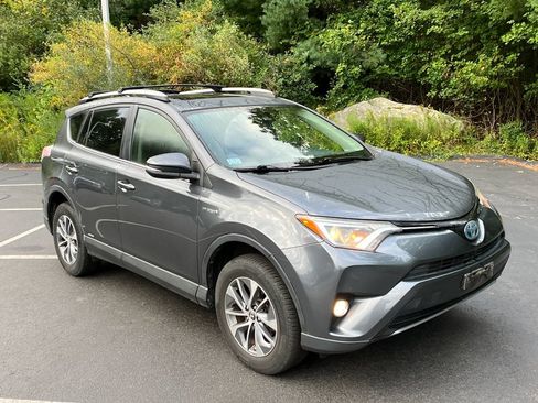 Used 2017 Toyota RAV4 XLE w/ All Weather Liner Package AWD/4WD image 8