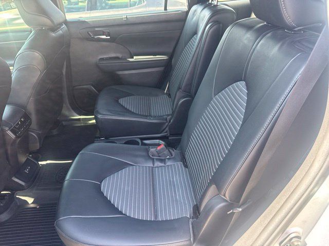 Used 2022 Toyota Highlander XSE AWD/4WD image 5