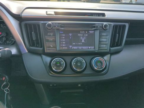 Used 2018 Toyota RAV4 LE FWD image 20