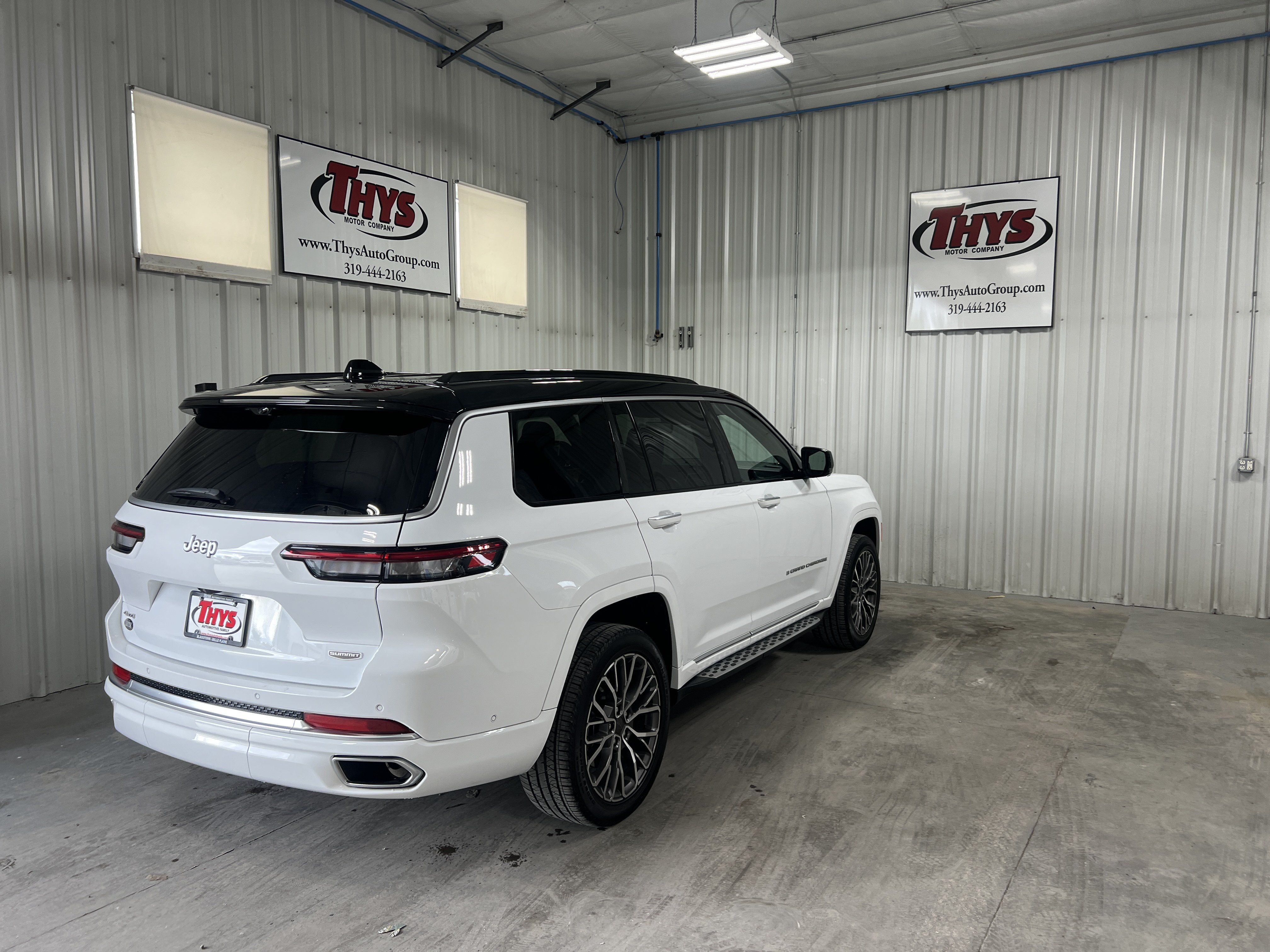 Used 2025 Jeep Grand Cherokee L Summit AWD/4WD image 9