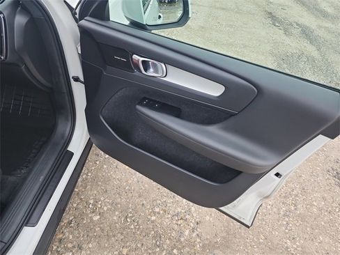 Used 2019 Volvo XC40 T5 Momentum image 12