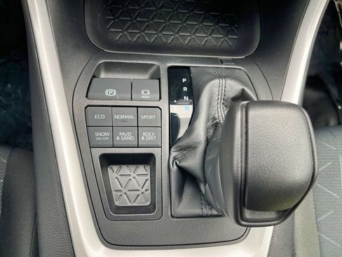Used 2022 Toyota RAV4 XLE w/ Convenience Package AWD/4WD image 32