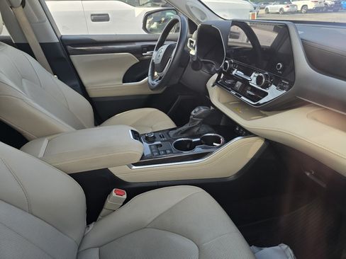 Used 2024 Toyota Highlander Limited AWD/4WD image 13