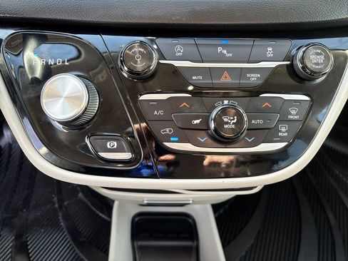 Used 2018 Chrysler Pacifica Touring Plus image 21