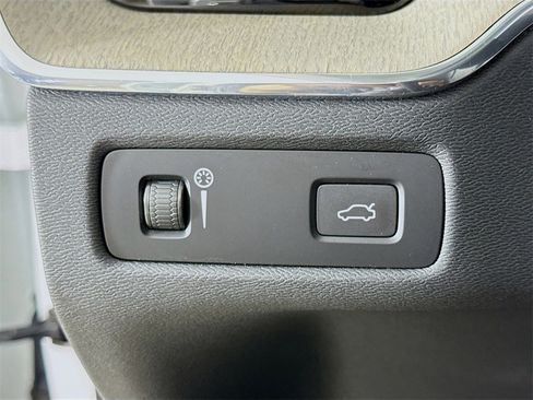 Certified 2022 Volvo XC60 B5 Inscription w/ Advanced Package image 10