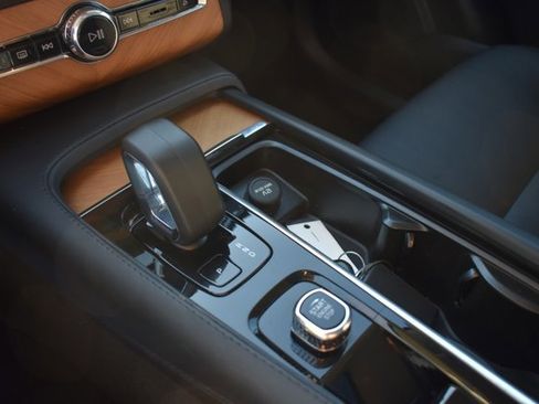 Used 2023 Volvo XC90 B6 Plus image 30