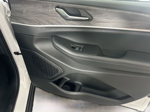 Used 2023 Jeep Grand Cherokee Limited image 32