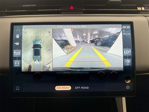 Used 2025 Land Rover Range Rover Sport Dynamic SE image 14