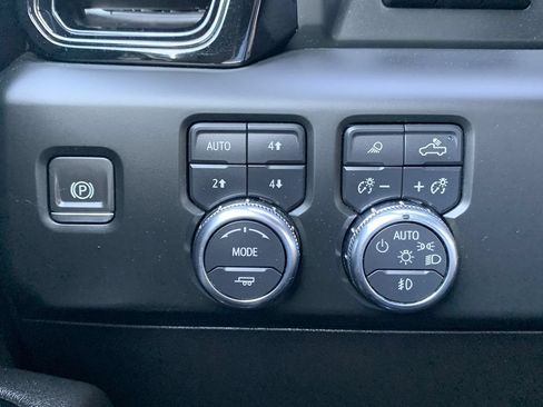 Used 2024 GMC Sierra 2500 AT4 w/ AT4 Premium Plus Package AWD/4WD image 18
