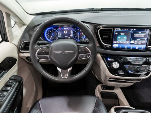 Used 2024 Chrysler Pacifica Touring-L image 11