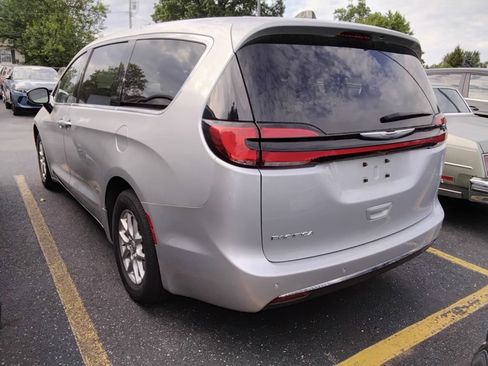 Used 2024 Chrysler Pacifica Touring-L FWD image 6