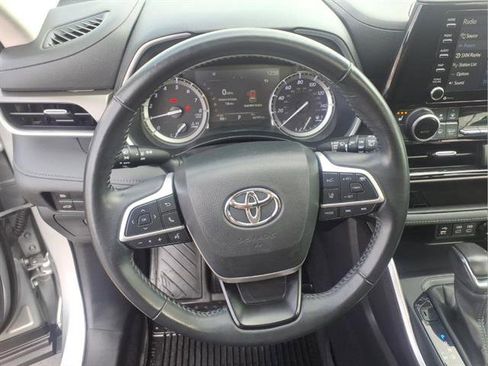 Used 2022 Toyota Highlander XLE image 16